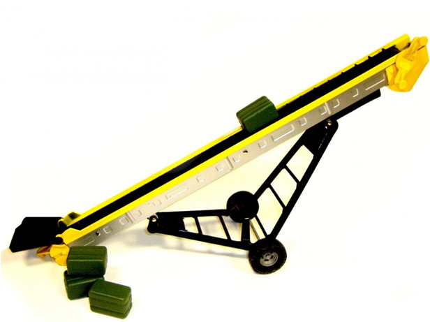 Hay Elevator Conyevor Belt & 4 Bales - Ertl Collectibles 1:16 Hay Elevator With Bales (617x628), Png Download