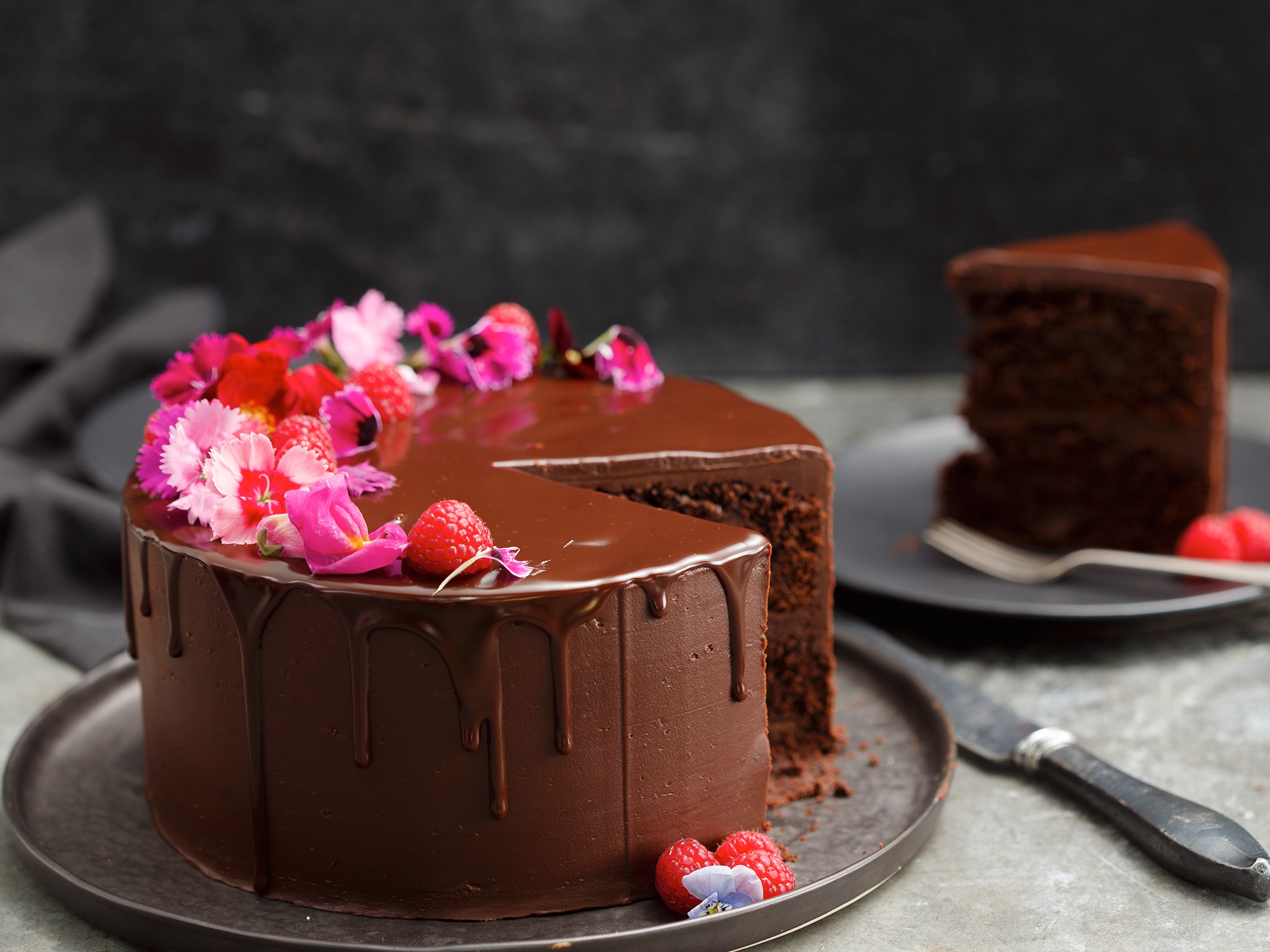 Chocolate Cake With Drizzle (2048x1536), Png Download