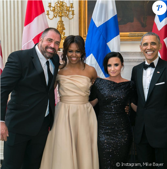 Demi Lovato Accompagnée De Son Coach Mike Bayer Pour - Demi Lovato Barack Obama (950x582), Png Download