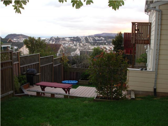 Large House On A Hill In San Francisco - Backyard (800x533), Png Download