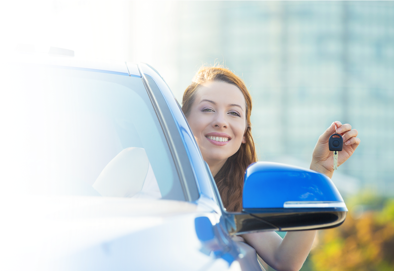 Woman In Car Holding Car Key - Car (1960x900), Png Download