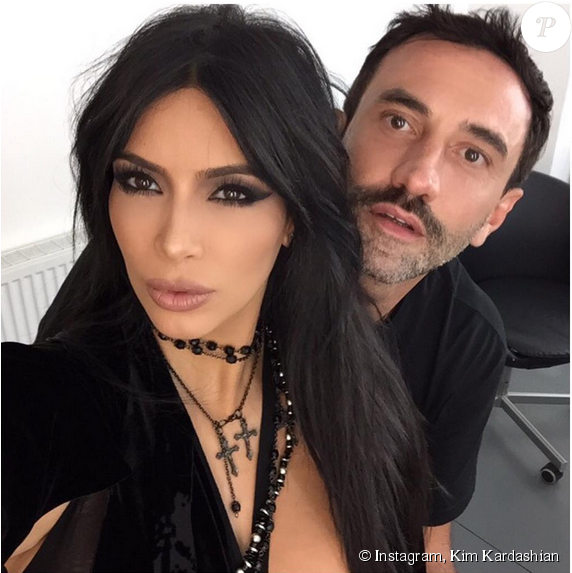 05 Kim Kardashian So - Kim Kardashian And Riccardo Tisci (950x572), Png Download