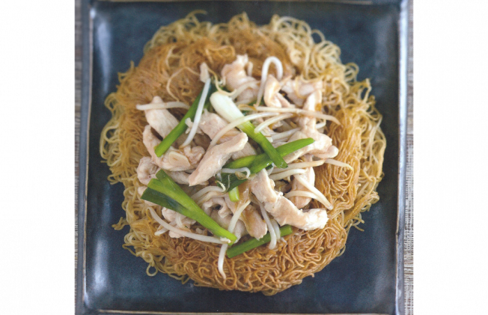 Hong Kong Style Crispy Noodles - Tallarines Crujientes Hong Kong (700x452), Png Download