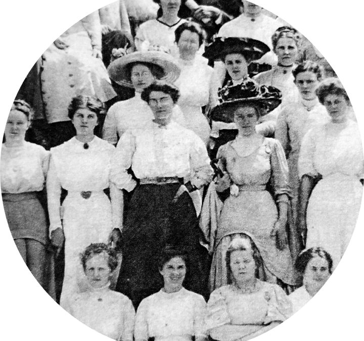 Rosie The Riveter Women's Crucial Roles In Wwii - Vintage Clothing (720x675), Png Download