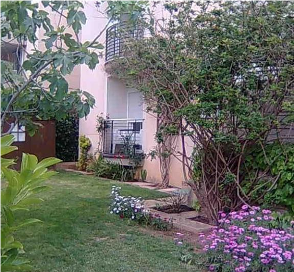 Planta Baja Con Jardin Romantico Home For Exchange - Backyard (800x533), Png Download