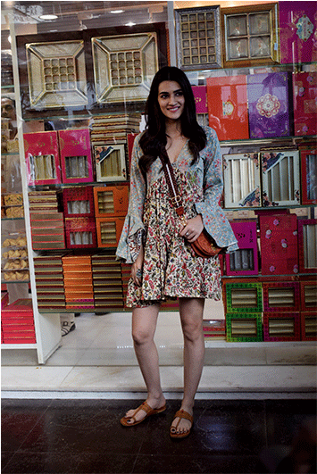 Kriti Sanon Indulges In Some Sweets At A Sweet Shop - Girl (750x530), Png Download
