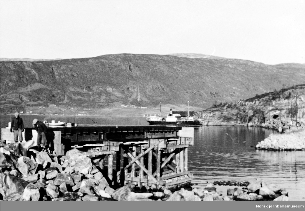 Jernbanebygging Ved Lindset - Monochrome (1306x702), Png Download