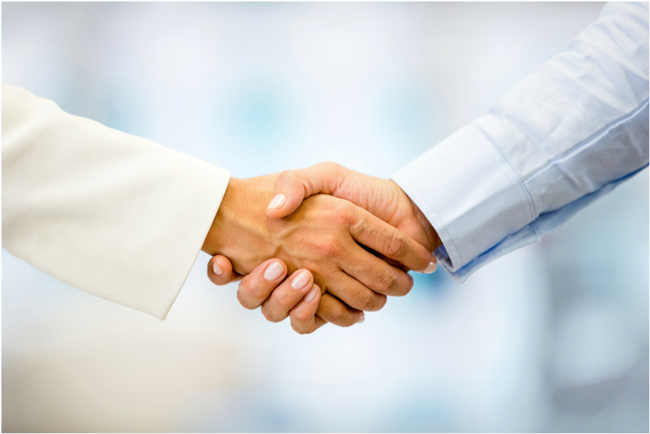 Qcash - Dentists Shaking Hands (940x788), Png Download